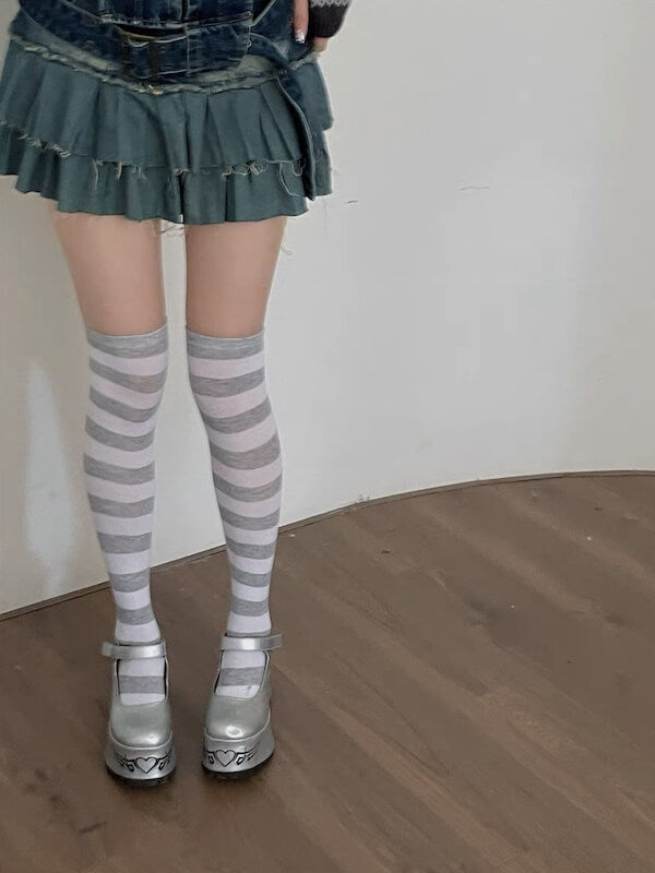 https://cutiekillshop.com/cdn/shop/files/cutiekill-girl-candy-stripe-stockings-c0331_6.jpg?v=1693534942