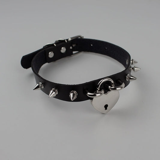 cutiekill-hard-core-heart-rivet-choker-ah0105